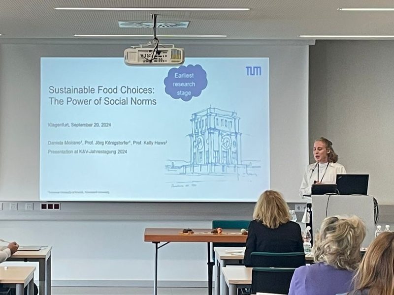 Daniela Moirano presenting at the Konsum & Verhalten conference in Klagenfurt